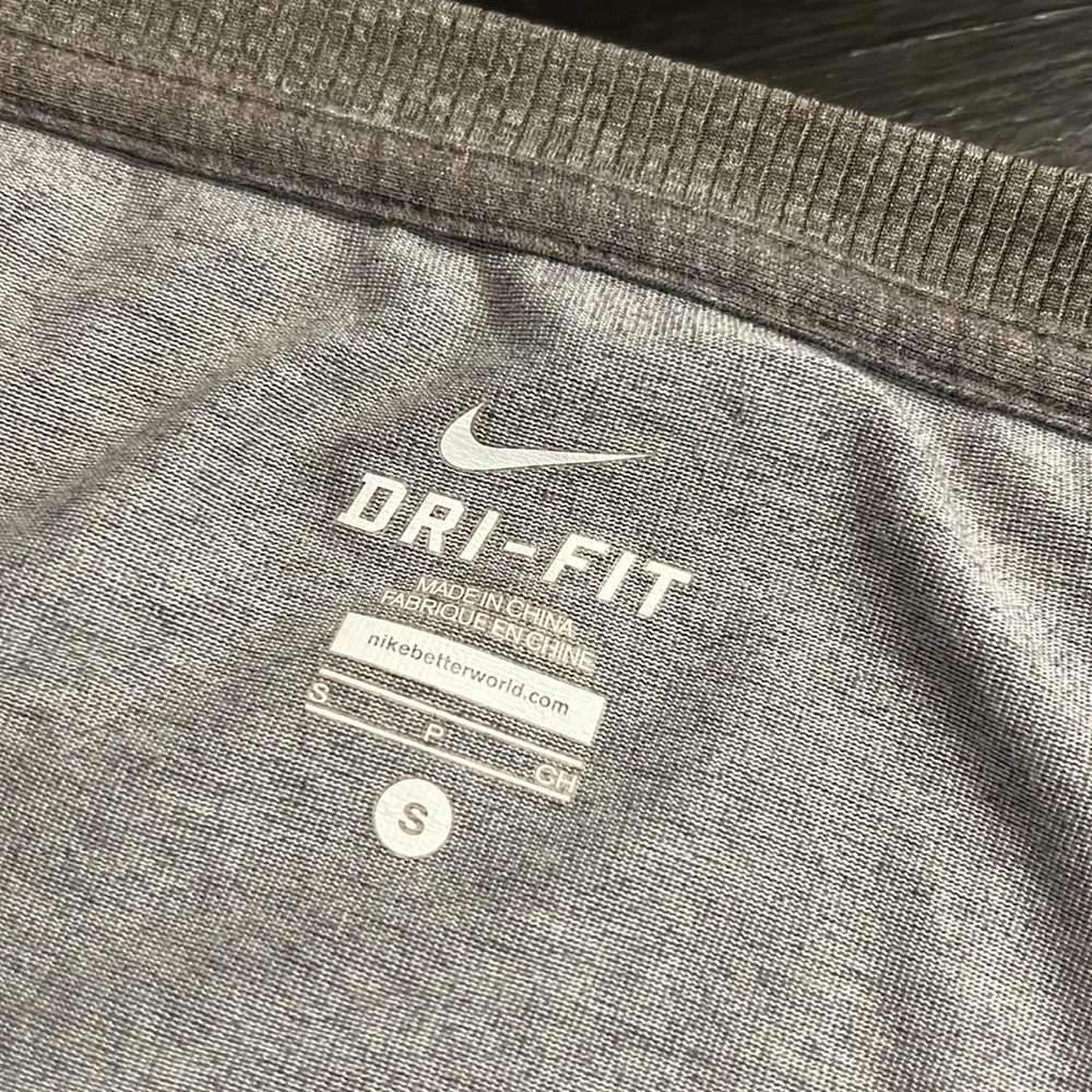 Nike dri fit top women’s small‎